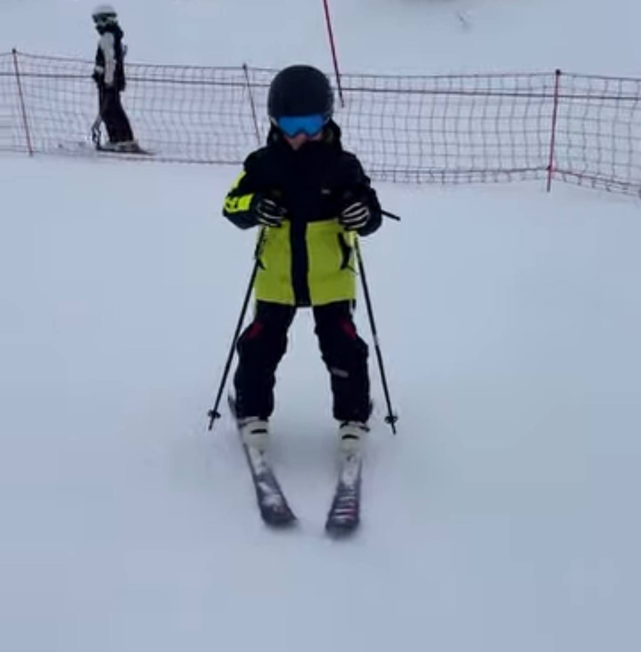 Детское занятие по горным лыжам